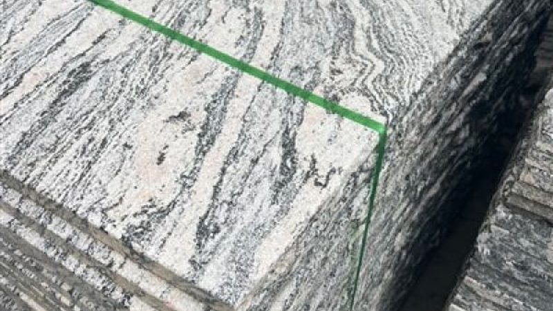 在建筑和室内装饰领域，选择石材时不仅要考虑亮度，还要考虑以下因素：